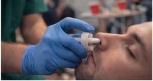 Naloksoni käyttö opioidiyliannostuksen ensiapuna nenäsumutteella